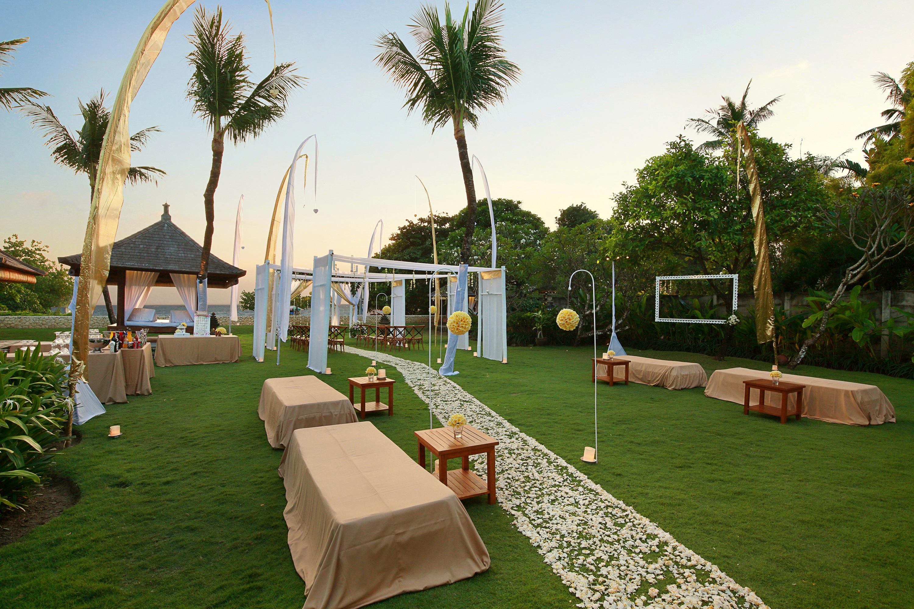 巴厘尼克莎玛海滩精品度假酒店 勒吉安 外观 照片 The lawn at the Westin Bali Resort & Spa